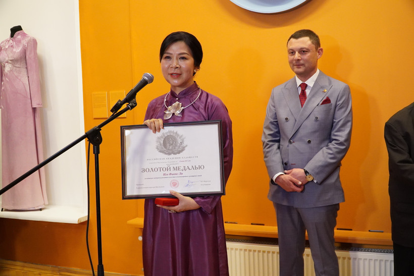 Ngo Phuong Ly, spouse of General Secretary of the Communist Party of Vietnam Central Committee To Lam, is awarded the Russian Academy of Arts’ Gold Medal “For Merit” for her contributions to art and international cultural relations. (Photo: VNA)