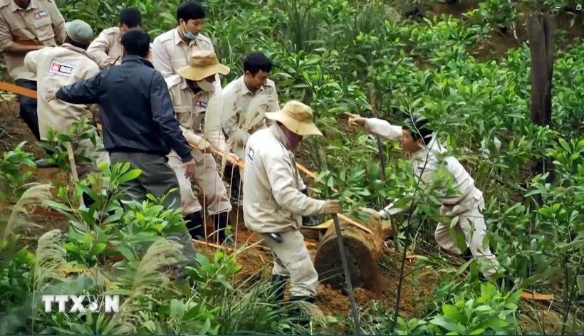 Mines Advisory Group members dispose a bomb in Quang Binh province. (Photo: VNA)