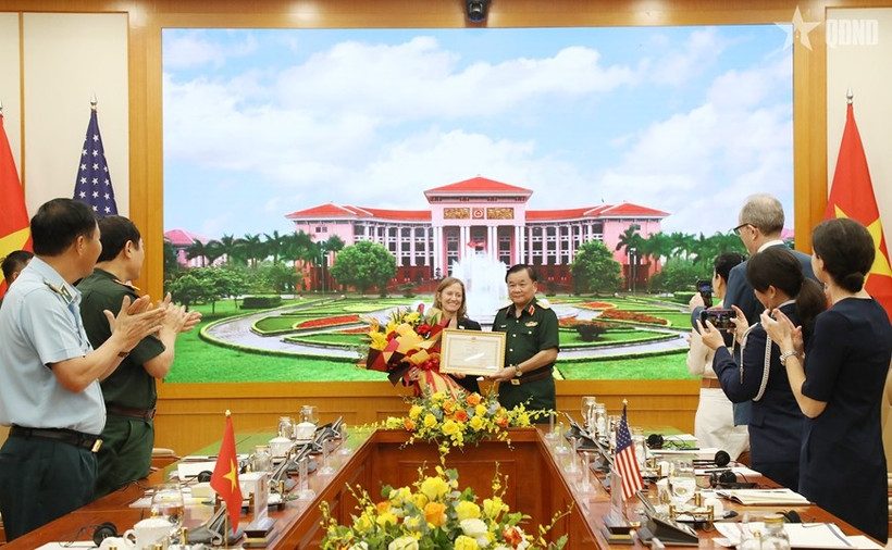 Deputy Defence Minister Senior Lieutenant General Hoang Xuan Chien (R) presents a certificate of merit from the Minister of National Defence of Vietnam to USAID's Mission Director for Vietnam Aler Grubbs (Photo: VNA)