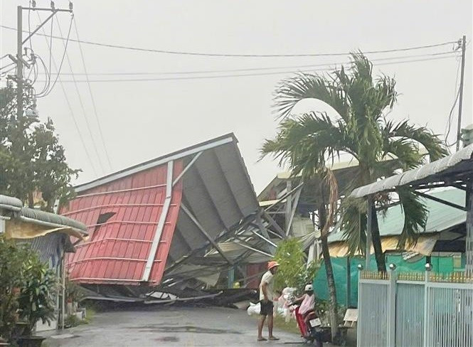Typhoon Wipha causes considerable damage to houses and infrastructure. (Photo: VNA)