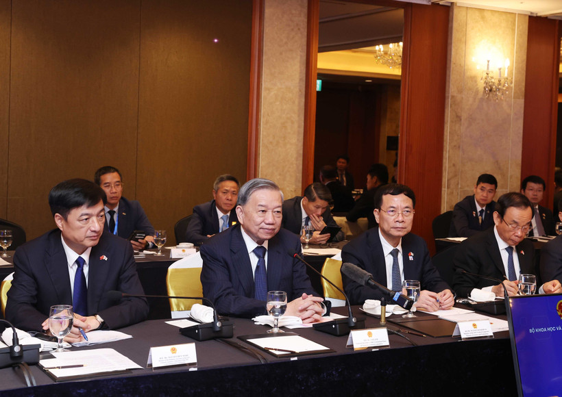 Party General Secretary To Lam (second from left) at the dialogue (Photo: VNA)