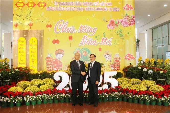 Vice Chairman of the Can Tho city People's Committee Nguyen Ngoc He (right) and Vice President of Lao NA Sommad Pholsena. (Photo: VNA)