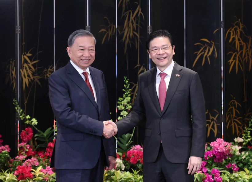 General Secretary of the Communist Party of Vietnam (CPV) Central Committee To Lam (L) and Singaporean Prime Minister and Secretary-General of the ruling People's Action Party (PAP) Lawrence Wong. (Photo: VNA)