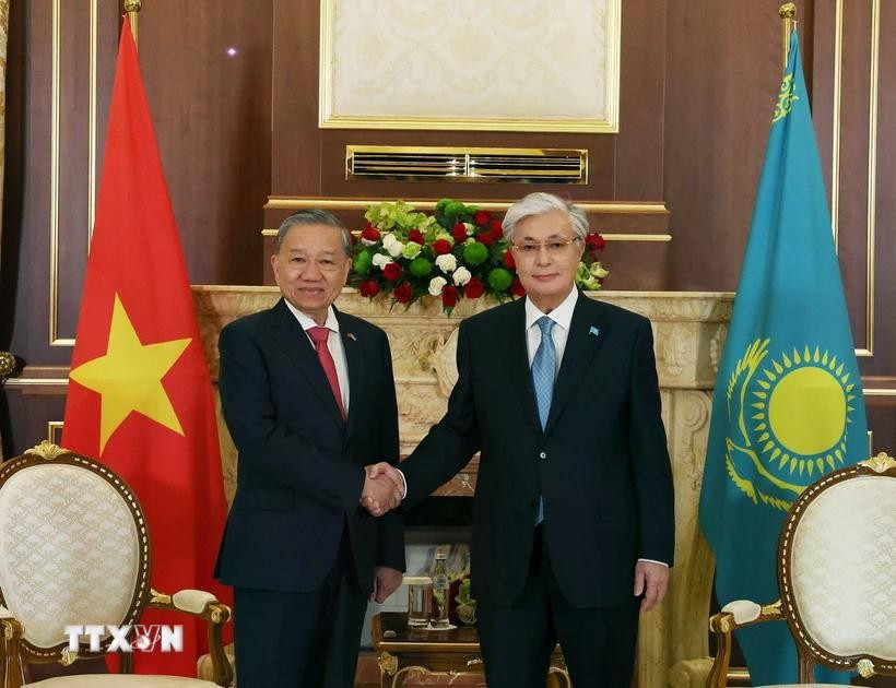 Kazakh President Kassym-Jomart Tokayev (R) welcomes Vietnamese Party General Secretary To Lam. (Photo: VNA)