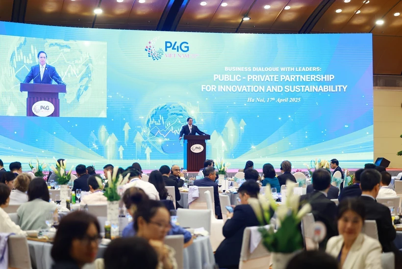 Prime Minister Pham Minh Chinh chairs the dialogue between leaders and the business community on Public-Private Partnership for innovation and sustainability held in Hanoi on April 17. (Photo: VNA)