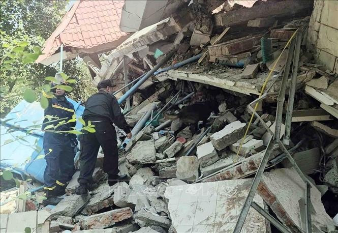 Rescuers of the Ministry of Public Security use sniffer dogs to search for victims at a building in Zabuthari town, Naypyidaw capital, Myanmar. (Photo: VNA) 