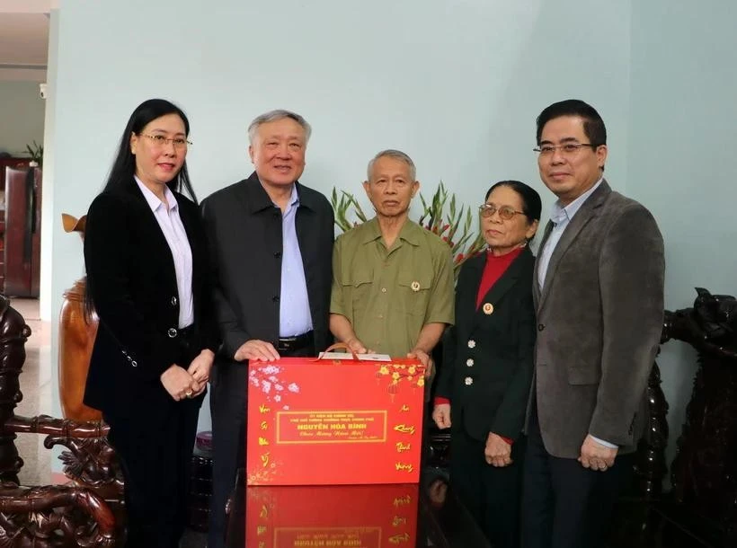 Deputy Prime Minister Nguyen Hoa Binh (second from left) presents gifts to a wounded soldier in Binh Son district, Quang Ngai province. (Photo: VNA)