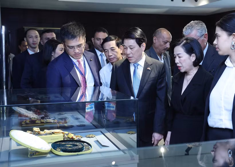 State President Luong Cuong (C) and his spouse Nguyen Thi Minh Nguyet visit the Gamal Abdel Nasser Museum. (Photo: VNA)