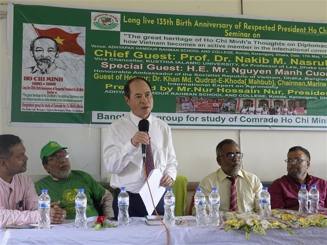 Vietnamese Ambassador to Bangladesh Nguyen Manh Cuong speaks at the seminar. (Photo: VNA)