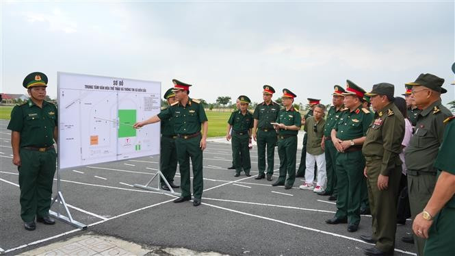 Leaders of the Tay Ninh provincial Border Guard Command report the National Defence Ministry's delegation plans to organise the Vietnam-Cambodia Border Defence Friendship Exchange. (Photo: VNA)