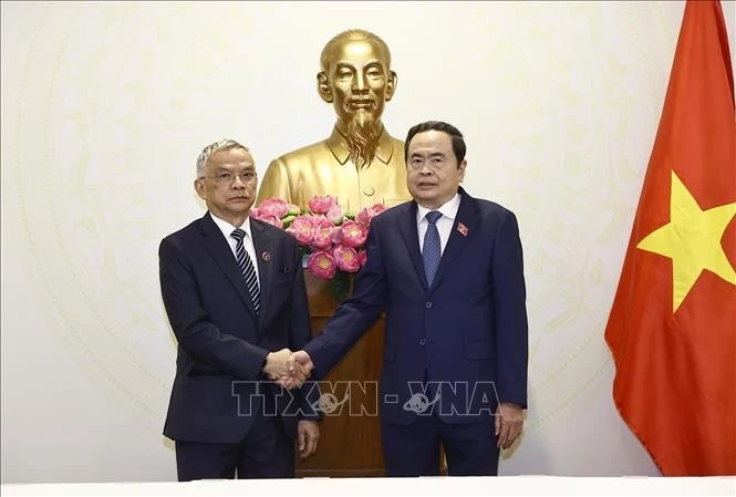 Chairman of the Vietnamese National Assembly (NA) Tran Thanh Man (R) shakes hands with Vice President of the Lao NA Sommad Pholsena (Photo: VNA)