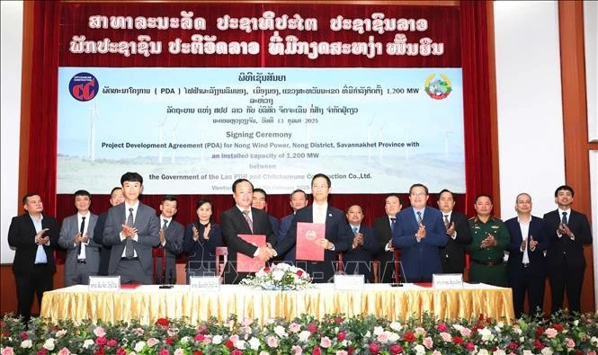 Representatives from Lao and Vietnamese agencies at the signing ceremony. (Photo: VNA)