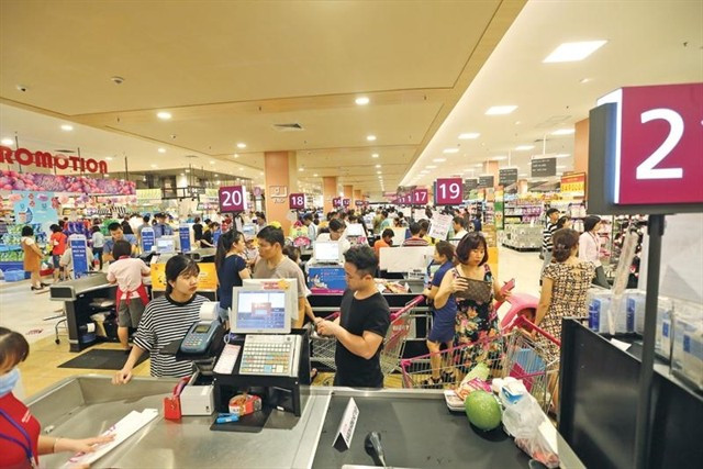 Shoppers at Aeon Mall Long Bien, Hanoi. (Photo: VNA)