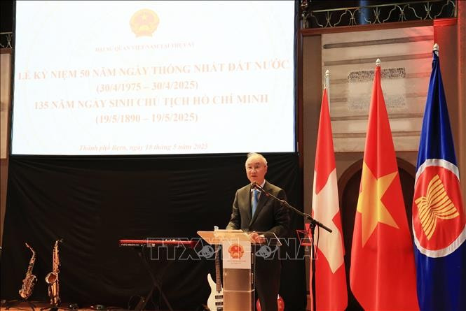 Vietnamese Ambassador to Switzerland Phung The Long speaks at the ceremony. (Photo: VNA)