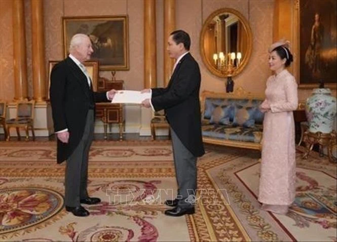 Ambassador Do Minh Hung presents his credentials to King Charles III (right) at Buckingham Palace on February 20. (Photo: VNA)