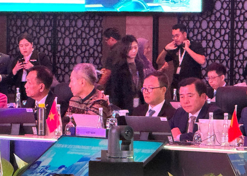 Deputy Minister of Industry and Trade Nguyen Sinh Nhat Tan (first from right) at the 57th AEM Meeting. (Photo: VNA)