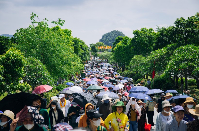 People flock to Tam Chuc Pagoda to venerate Buddha’s relics in May. (Photo: VietnamPlus)