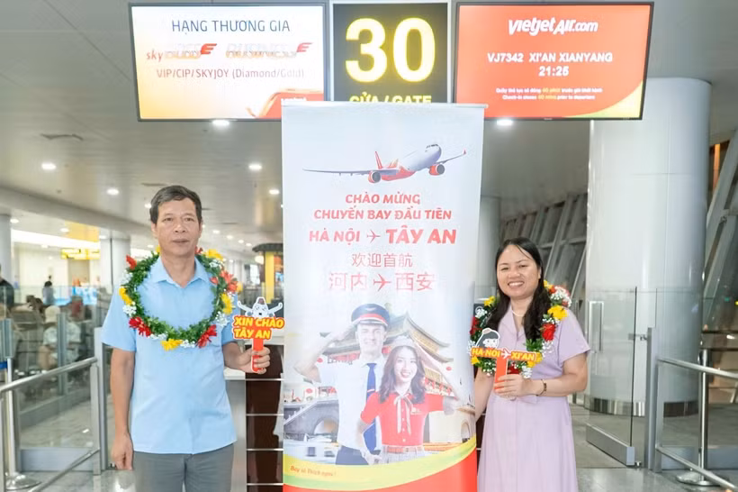 Passengers on the inaugural Hanoi- Xi’an flight. (Photo: Vietjet)
