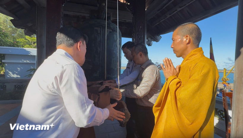 Passengers aboard the “Great Solidarity Ship” ring the bell at Da Tay A Pagoda (Photo: VietnamPlus)