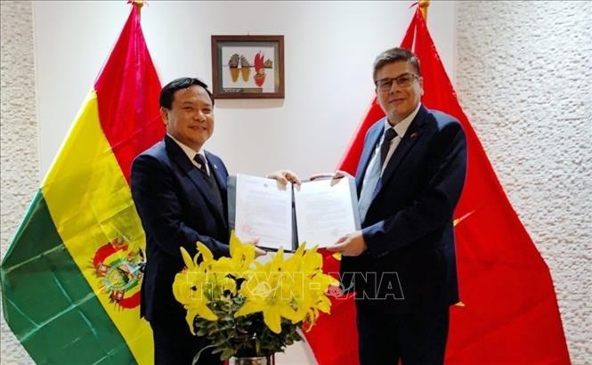 Ambassador Bui Van Nghi (L) presents the decision of Deputy Prime Minister and Minister of Foreign Affairs Bui Thanh Son on reappointing Miguel Angel Pérez Peña as Honorary Consul of Vietnam in Bolivia. (Photo: VNA)