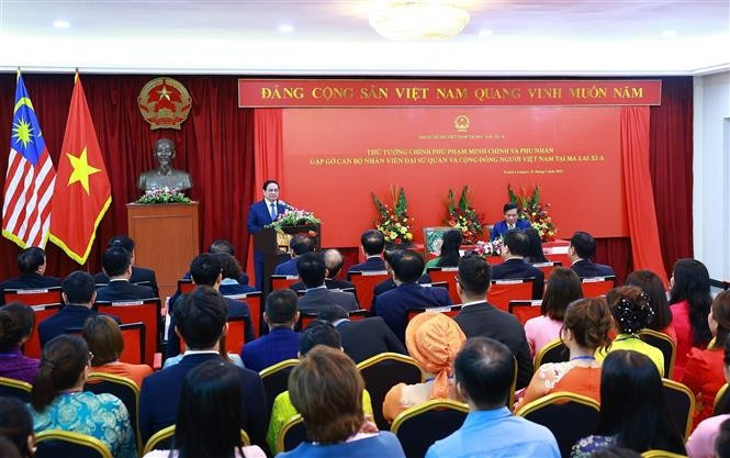 Prime Minister Pham Minh Chinh speaks at the meeting with the Vietnamese community in Malaysia on May 25. (Photo: VNA)