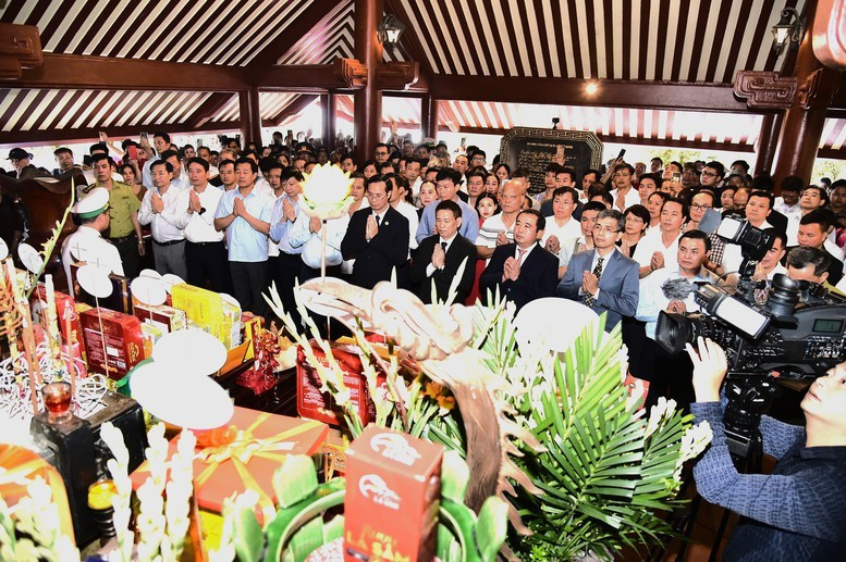 The incense-offering ceremony is held at the Ho Chi Minh Temple on the peak of Mount Vua on September 12. (Photo: baochinhphu.vn)
