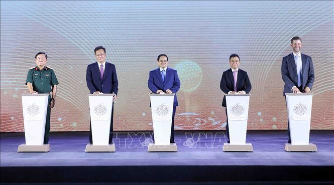 Prime Minister Pham Minh Chinh (middle) and delegates launch the Trump International Hung Yen project on May 21 with the ceremonial button-pressing. (Photo: VNA)