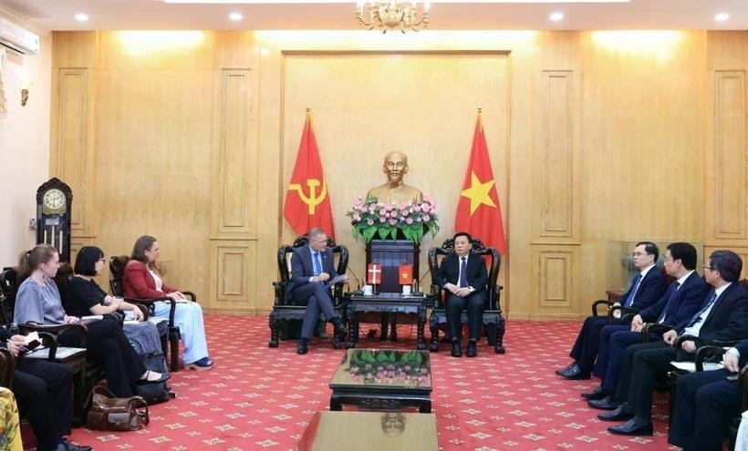 Prof. Dr. Nguyen Xuan Thang (R), Politburo member, President of the Ho Chi Minh National Academy of Politics (HCMA), receives Danish Ambassador to Vietnam Nicolai Prytz in Hanoi on June 11, 2025. (Photo: VNA)