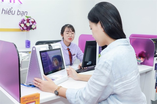 A customer registers for digital service at a local bank in Hanoi (Photo: VNA)