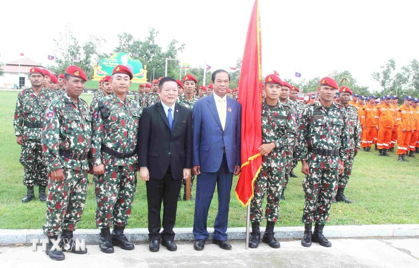 General Kun Kim (third from right), Senior Minister in Charge of Special Mission and First Vice President of the National Committee for Disaster Management (NCDM) of Cambodia and Chair of ASEAN Ministerial Meeting on Disaster Management 2025 and ASEAN Secretary General Kao Kim Hourn (third from left) at ARDEX-2025. (Photo: VNA) 