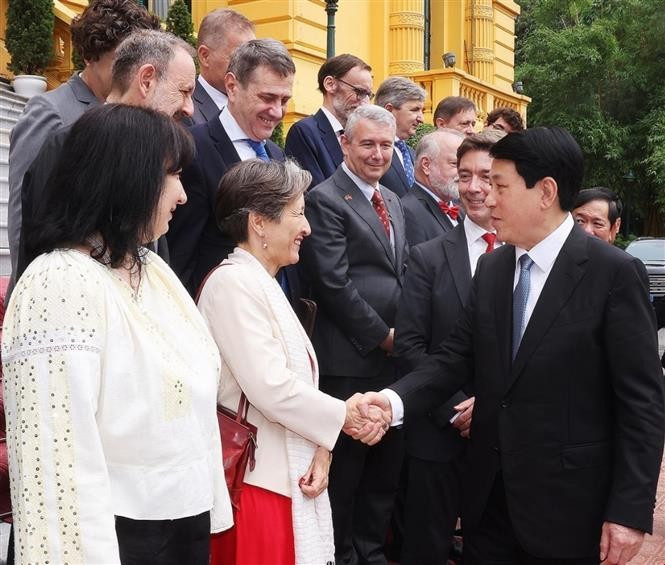 State President Luong Cuong (right) welcomes EU diplomats at the meeting in Hanoi on June 9. (Photo: VNA)