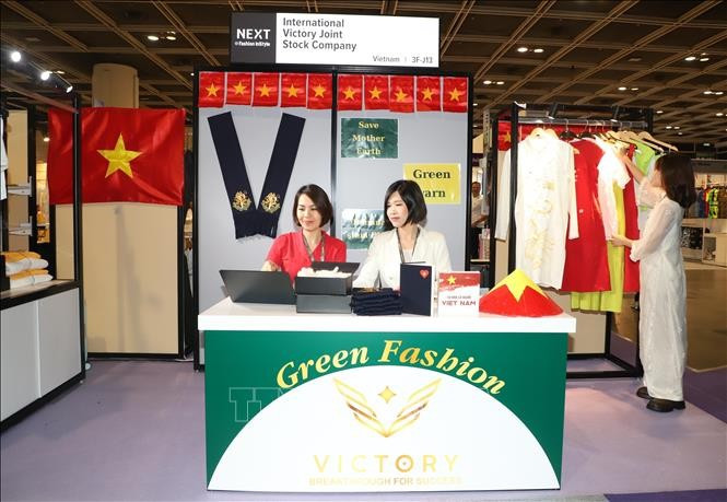 At a stall run by the Vietnamese company International Victory JSC at the 2025 Fashion InStyle Hong Kong. (Photo: VNA)