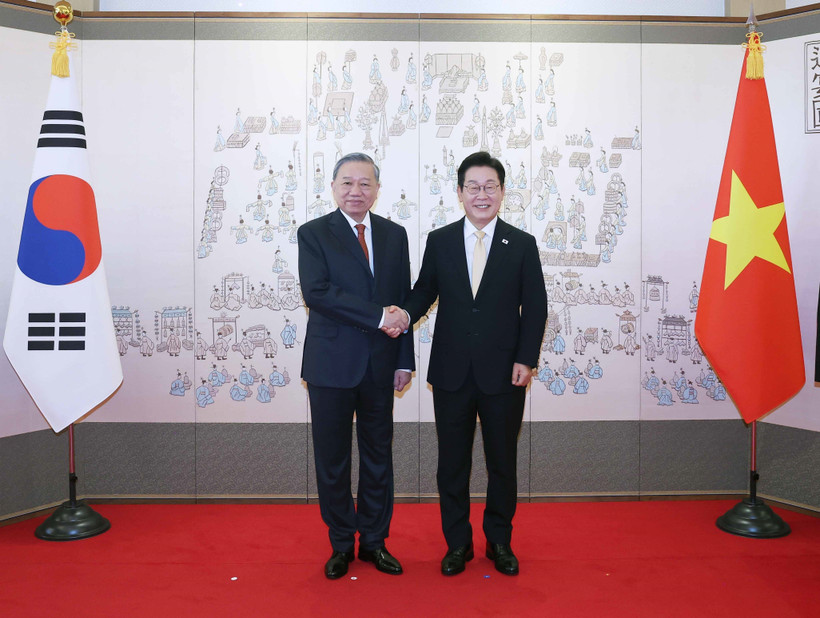 General Secretary of the Communist Party of Vietnam Central Committee To Lam (left) and President of the Republic of Korea (RoK) Lee Jae Myung in Seoul on August 11 (Photo: VNA)