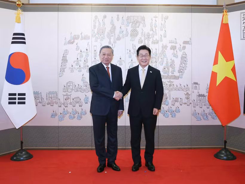 General Secretary of the Communist Party of Vietnam Central Committee To Lam (left) and President of the Republic of Korea (RoK) Lee Jae Myung in Seoul on August 11 (Photo: VNA)