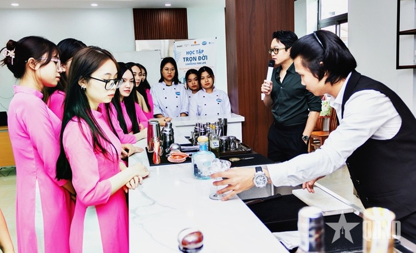 Students of Hanoi Tourism College practice bartending. (Photo: qdnd.vn)