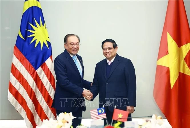 PM Pham Minh Chinh (R) and Malaysian PM Anwar Ibrahim (Photo: VNA)