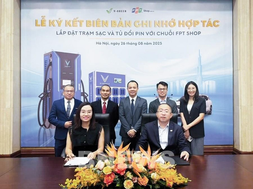FPT Retail signs a memorandum of understanding with V-Green JSC on August 26, 2025. (Photo: VNA)