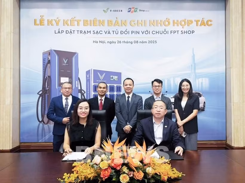 FPT Retail signs a memorandum of understanding with V-Green JSC on August 26, 2025. (Photo: VNA)