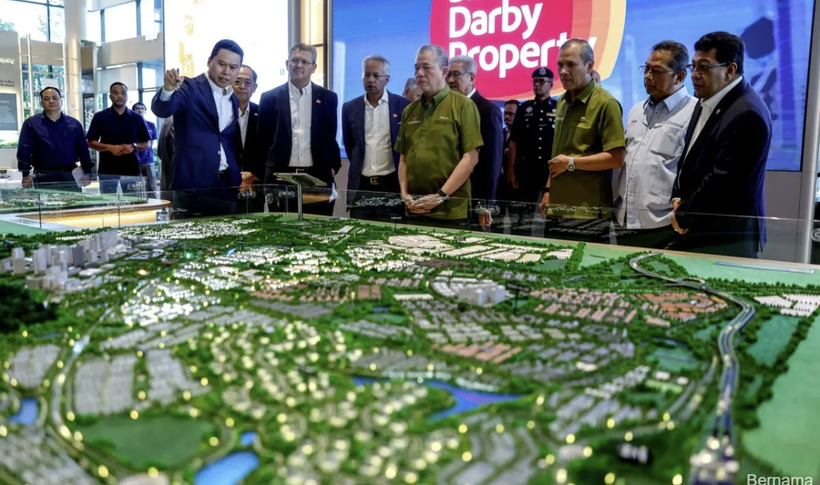 Malaysian Deputy Prime Minister Datuk Seri Fadillah Yusof views a replica of Sime Darby Property Bhd's property development at the residential solar project launch on September 26. (Source: Bernama) 