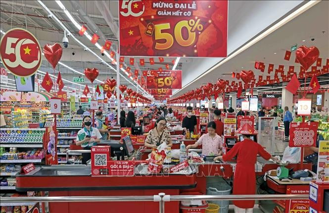 People shop at Go Thang Long supermarket in Hanoi. Photo: VNA)