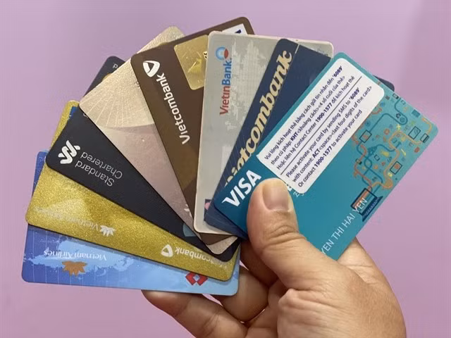 From July 1, all domestic transactions via magnetic‑stripe cards, including the stripe on hybrid chip cards, are switched off. (Photo: VNA)