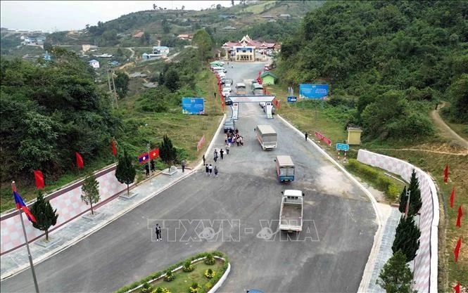 Lorries from Vietnam exit the country via the Song Lap International Border Gate (Vietnam) en route to Pa Hang (Laos). (Photo: VNA)