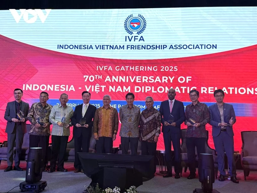 Delegates take a group photo at the ceremony (Photo: vov.vn) 