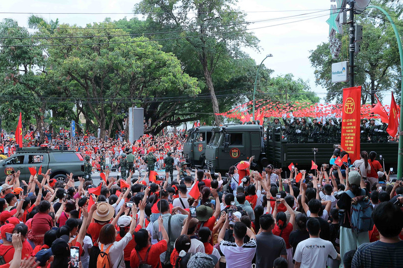 Soldiers interact with local people ahead of the second full-dress rehearsal for the National Day parade on August 25, 2025. (Photo: VNA)