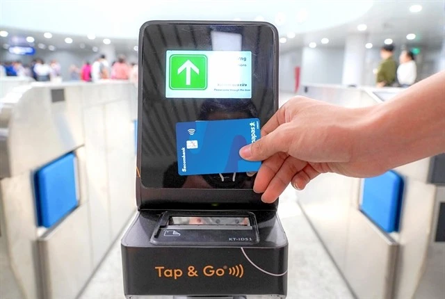 Metro passengers can now use NAPAS cards to pay for their rides in addition to other cashless payment options (Photo: Sacombank)