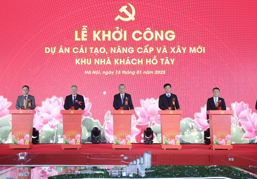 Party General Secretary To Lam (middle) and delegates press the buttons to launch the project to upgrade and build the West Lake Guesthouse Complex in Hanoi on January 15 (Photo: VNA)