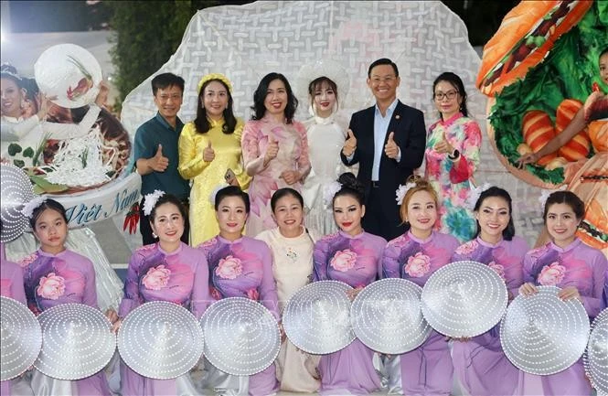 Deputy Minister of Foreign Affairs and Chairwoman of the State Committee for Overseas Vietnamese Affairs Le Thi Thu Hang and overseas Vietnamese in Singapore at the Chingay Parade 2025. (Photo: VNA)