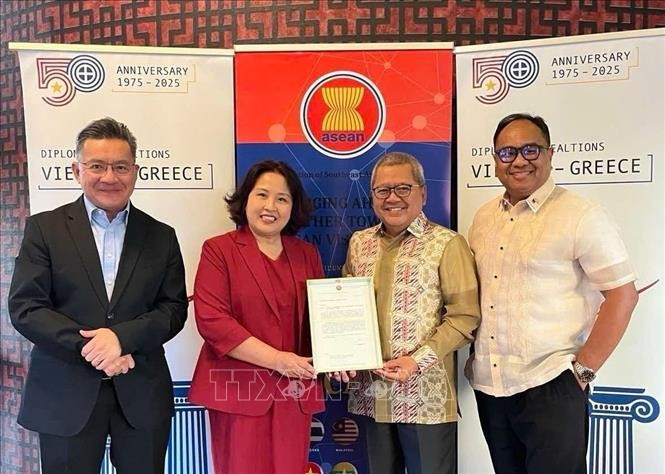 Vietnamese Ambassador to Greece Pham Thi Thu Huong (second from left) transfers the rotating ACAT Chairmanship to her Indonesian counterpart. (Photo: Vietnamese Embassy in Greece)