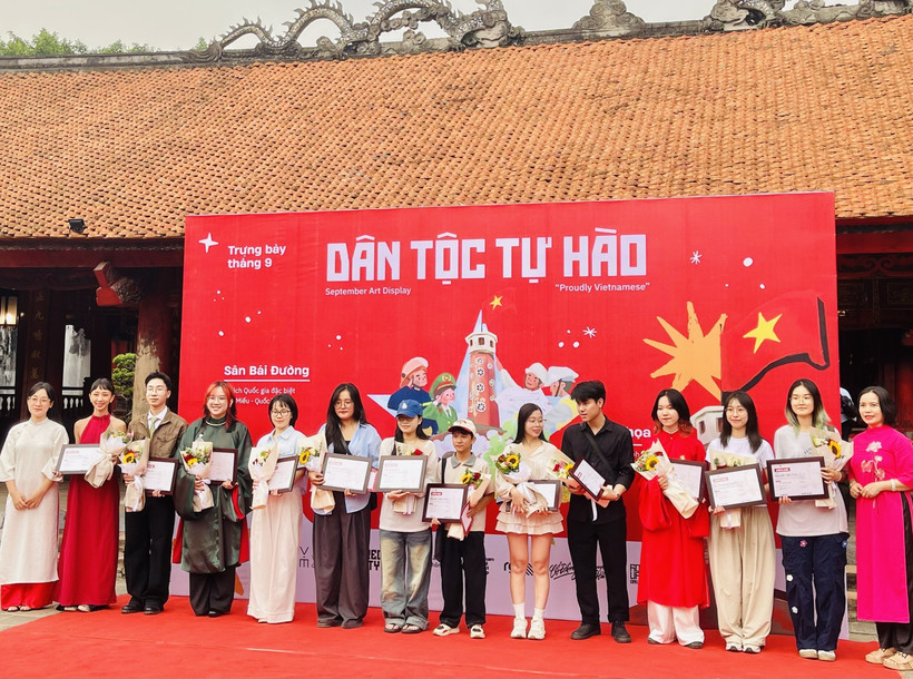 Organisers award certificates of participation in the "National Pride" exhibition to artists. (Photo: VNA)