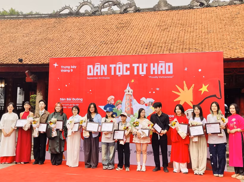 Organisers award certificates of participation in the "National Pride" exhibition to artists. (Photo: VNA)